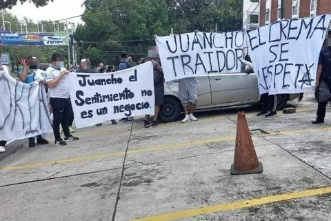 Aficionados de Comunicaciones se manifiestan para pedir la renuncia de Mauricio Tapia