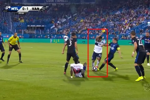 El penal que le cometen a Michaell Chirinos en la MLS