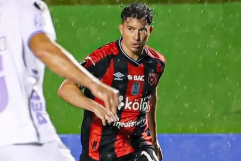 Bryan Oviedo habló tras su salida.