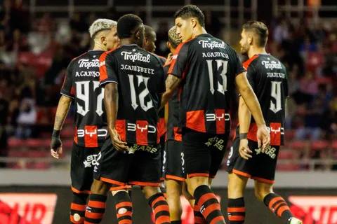 ¡Atención Alajuelense! Uno de sus rivales directos podría contratar a un técnico campeón internacional