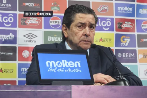 “Debe seguir”: Desde el extranjero Luis Fernando Tena recibe un espaldarazo en la Selección de Guatemala