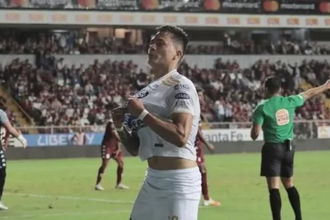 El motivo "extra cancha" que tiene marginado a Carlos Barahona de Cartaginés