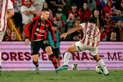Alajuelense y Saprissa pelearán por el mismo jugador.