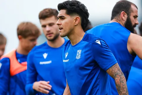 Luis Palma es notificado de la gran decisión que tomó Lech Poznań en la previa de la UEFA Champions League