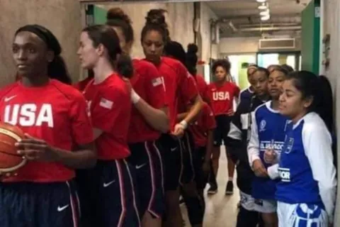 La foto feliz que tal vez no conoces del juego de básquet entre El Salvador y EE.UU.