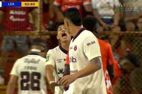 Frente a las cámaras: el tenso cruce de Alexis Gamboa con Ángel Zaldívar tras su expulsión que caldea el ambiente en Alajuelense