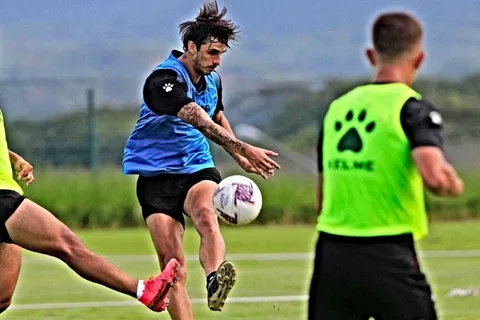Bryan Ruiz deberá esperar un poco más para debutar con la Liga Deportiva Alajuelense