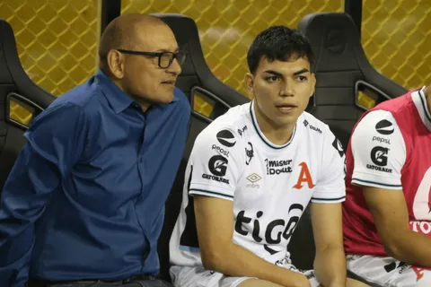 Leo Menjívar rompe el silencio sobre la crítica recibida por el entrenador de Alianza