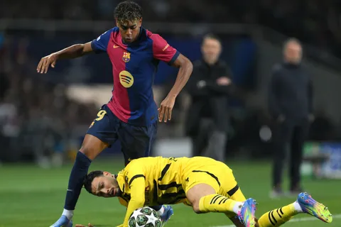 Lamine Yamal ante la marca de Rami Bensebaini.