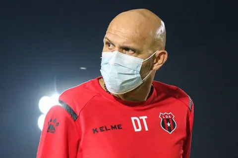 Luis Marín disgustado por la mayoría de jugadores de Alajuelense en la Sele