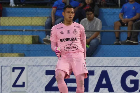 La misteriosa lesión de Kenderson Navarro que lo ha dejado fuera de la fase final del Apertura 2025 con Municipal
