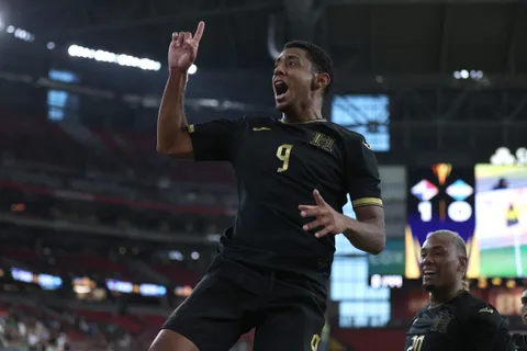 Choco Lozano celebra un gol con Honduras.