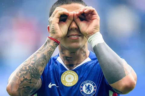 Enzo Fernández se aparta de sus compañeros del Chelsea tras el triunfo ante el Fulham y reaviva los rumores de mercado