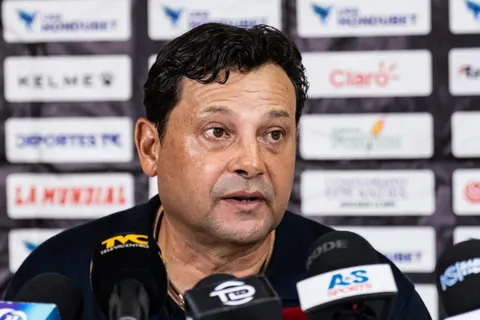 Jeaustin Campos le manda un convicente mensaje al árbitro que para el juego contra Olimpia en Tegucigalpa
