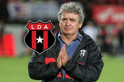 Oscar Ramírez en el banquillo de Alajuelense.