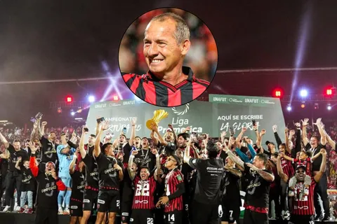 No se vio en TV: el emotivo gesto que tuvo una figura de Alajuelense con Pato López tras conquistar la 31