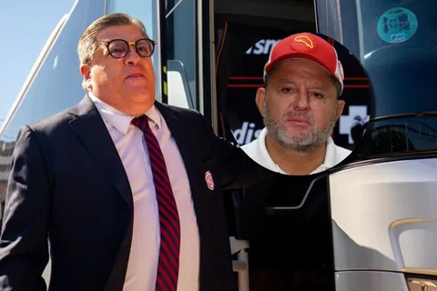 Jafet Soto le marca la cancha a Miguel Herrera.