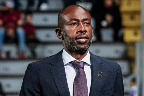 Paulo Wanchope sale a defenderse.