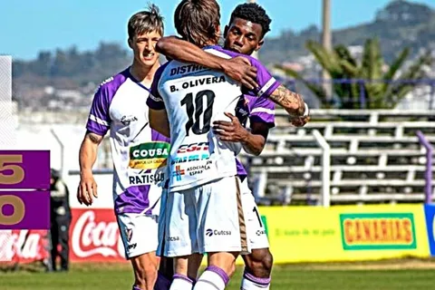 Carlos "Muma" Fernández marcó doblete en el fútbol de Uruguay con el Fénix