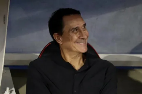 Alexandre Guimarães recibe una buena noticia.