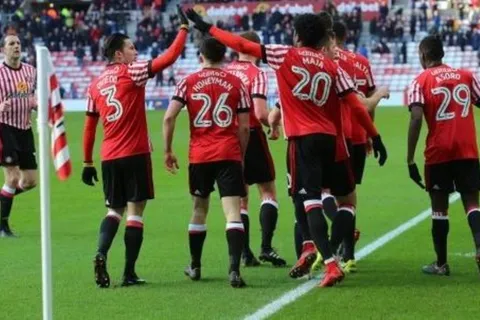 Bryan Oviedo no fue convocado por Sunderland y finalmente saldría