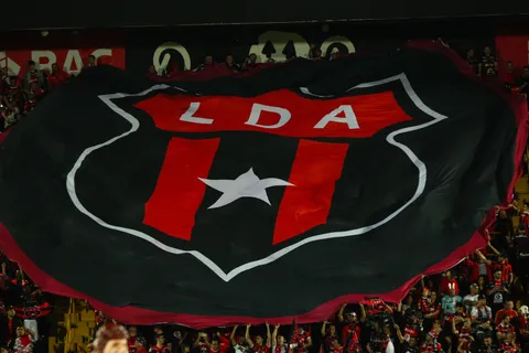 Alajuelense le cumple el sueño a un jugador de Brasil