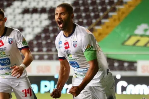 Los goles de Saborío seguirán al menos 6 meses más en San Carlos