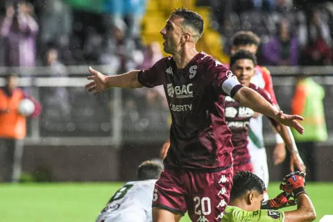 Mariano Torres se destacó en el triunfo de Saprissa.