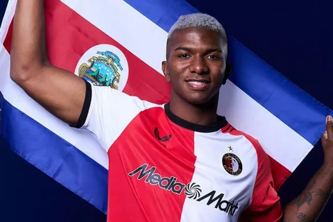 Jeyland Mitchell recibe la noticia que tanto esperaba en Feyenoord