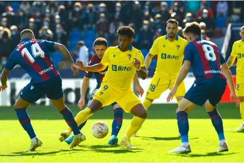 El "Choco" Lozano brindó una asistencia en el triunfo del Cádiz ante el Levante [VIDEO]