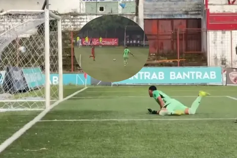 El grave error de Fredy Pérez que deja al borde de la eliminación a Comunicaciones