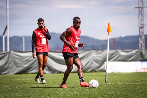 Joel Campbell avisa en su primera entrenamiento con  la Liga Deportiva Alajuelense