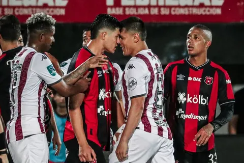 Alajuelense golpea a Saprissa y lo lastima.