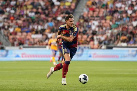 Lukas Engel controla el balón con Real Salt Lake.