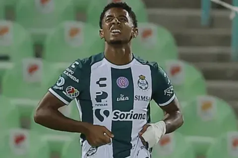 Santos toma decisión con Choco Lozano que afecta a la selección de Honduras