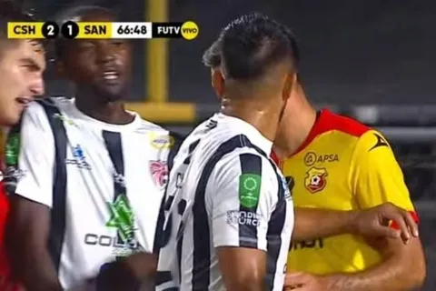 Fernán Faerron agredió a un rival a lo "Suárez" en el triunfo de Herediano [VIDEO]