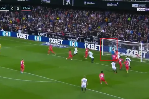 El mal rechazo de Keylor en el gol del Valencia