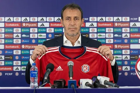 Completamente oficial: Bocha Batista es el nuevo DT de la Selección de Costa Rica y así lo presentó la Fedefútbol