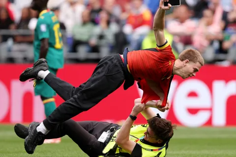 La TV lo censuró: los intrusos que obligaron a parar el partido Bélgica vs. Senegal por los 16avos de final del Mundial 2026
