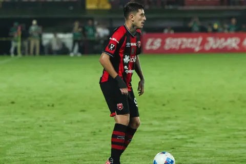 Canhoto preocupa a Alajuelense mientras se divierte lejos del equipo
