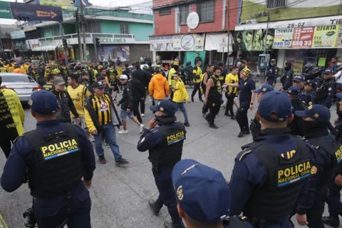 Lamentable: La violencia empaña las semifinales de la Copa Centroamericana de Xelajú vs. Real España