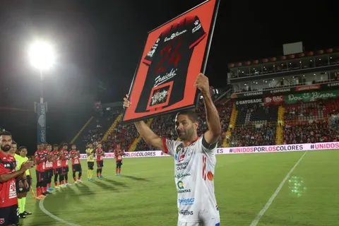 Homenaje y penal errado: La noche agridulce que vivió Saborío ante Alajuelense