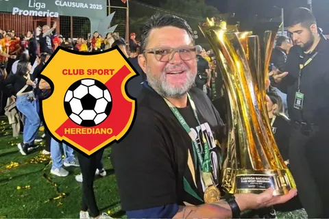 jafet soto levantando el trofeo de liga promerica-herediano