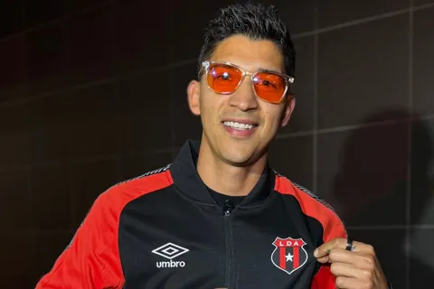 Ángel Zaldívar no se guardó nada y le respondió a la afición de Alajuelense en medio de las críticas