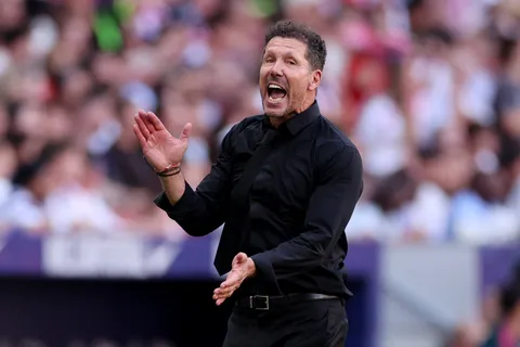 Simeone respondió a Mourinho tras sus críticas al arbitraje del derbi: “Hay que tener respeto”