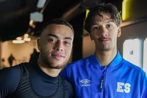 El obsequio que recibió Enrico Dueñas de Sergiño Dest