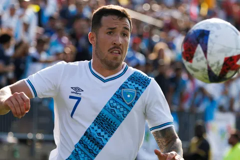 Crece la bronca: jugador de Guatemala no se calló y le dejó un palo a Aarón Herrera.