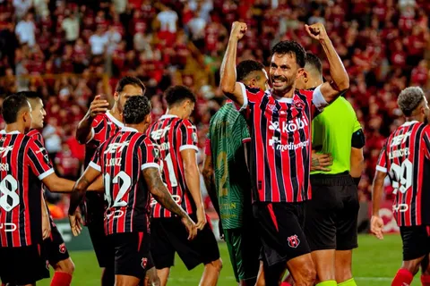 Pipo González volvió a Alajuelense esta semana, fue titular y capitán.