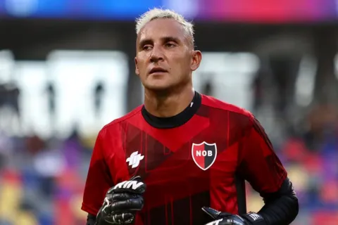 Cambia su futuro: Keylor Navas recibe la noticia del mercado de fichajes que nadie en Newell's puede creer