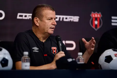 Ricardo Chacón fue denunciado por una estudiante.